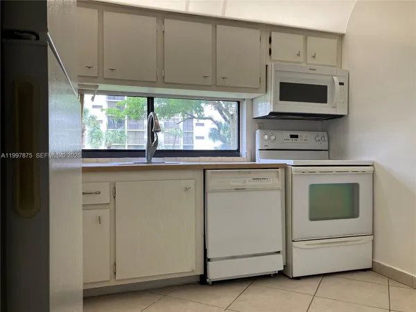 $2,250 | 16919 North Bay Road, Unit 210, Sunny Isles Beach, FL 33160