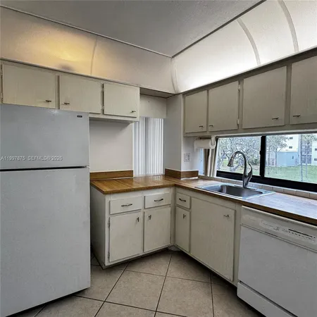 $2,250 | 16919 North Bay Road, Unit 210, Sunny Isles Beach, FL 33160