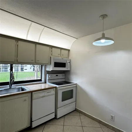 $2,250 | 16919 North Bay Road, Unit 210, Sunny Isles Beach, FL 33160
