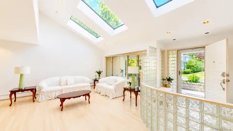 $1,999,000 | 9 Arbor Road, East Hills, NY 11577
