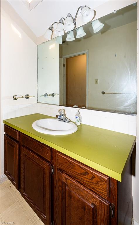 128 Raintree Road Advance, NC 27006 - Photo 15 of 29 2nd Level Jack N Jill Bath