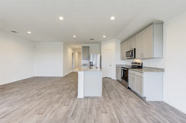 $2,100 | 1254 Waterside Trace, Sealy, TX 77474