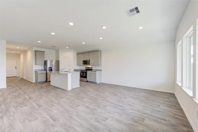 $2,100 | 1254 Waterside Trace, Sealy, TX 77474