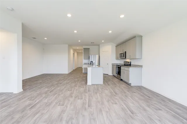 $2,100 | 1254 Waterside Trace, Sealy, TX 77474