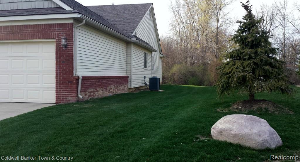 4726 Summer Ridge Drive, Unit 32 Howell, MI 48843 - Photo 5 of 27 4726 Summer Ridge (5).jpg