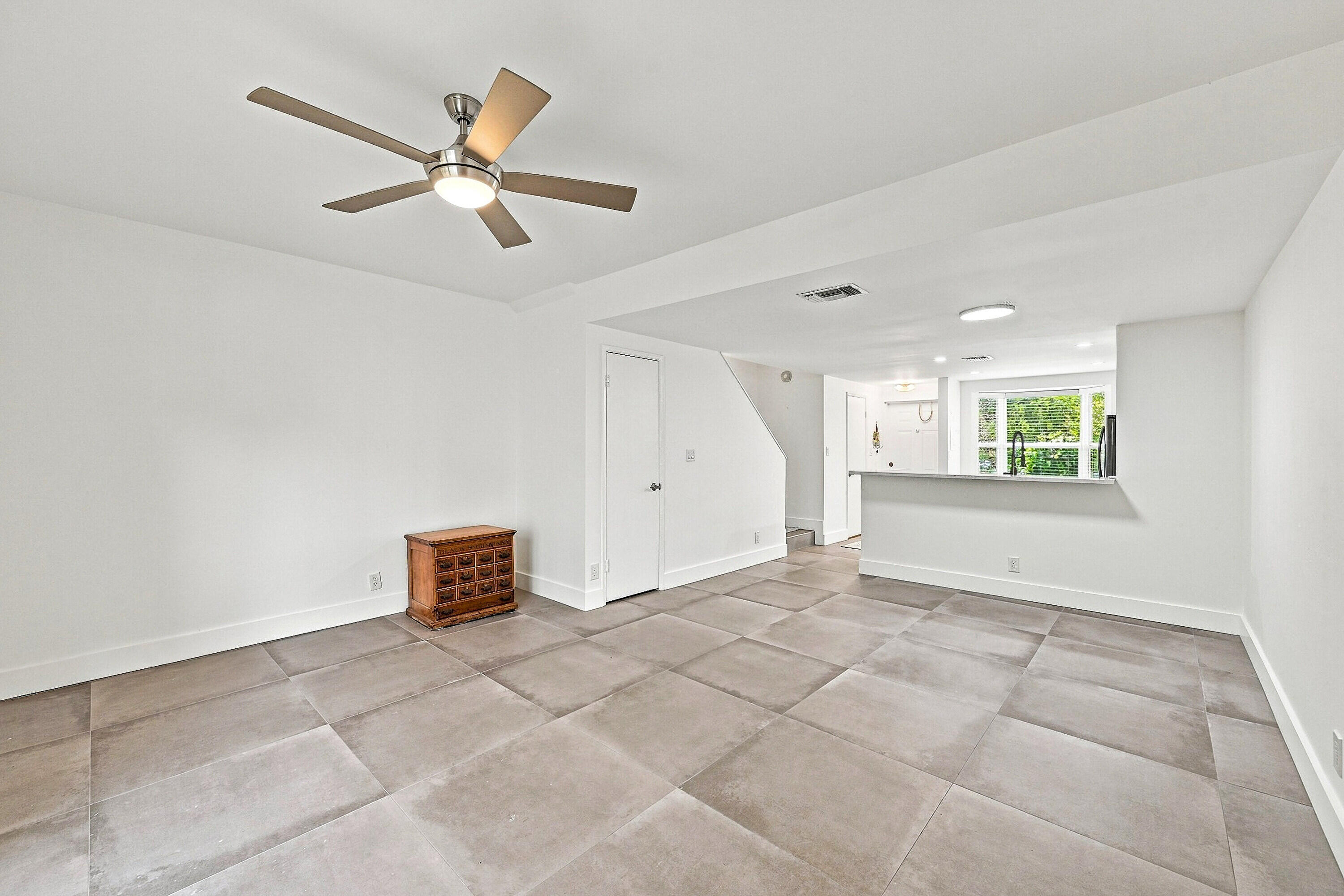 2627 Northeast 15th Street Pompano Beach, FL 33062 - Photo 6 of 39 08_stl_7949