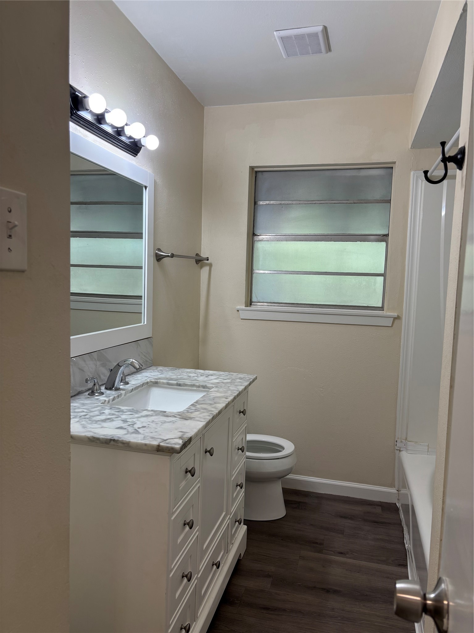 10422 Winding Trail Road La Porte, TX 77571 - Photo 9 of 16 Hallway bathroom