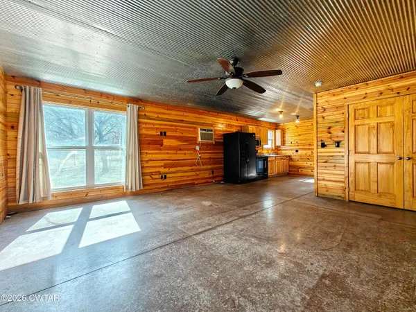 a view of a livingroom with a ceiling fan