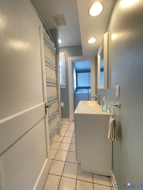 3380 River Road West Goochland, VA 23063 - Photo 9 of 16 Full Hall first level with tub/shower.