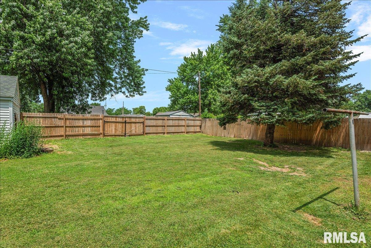 806 9th Street Pawnee, IL 62558 - Photo 32 of 36