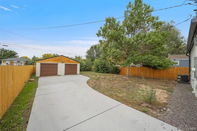 a view of backyard of the house