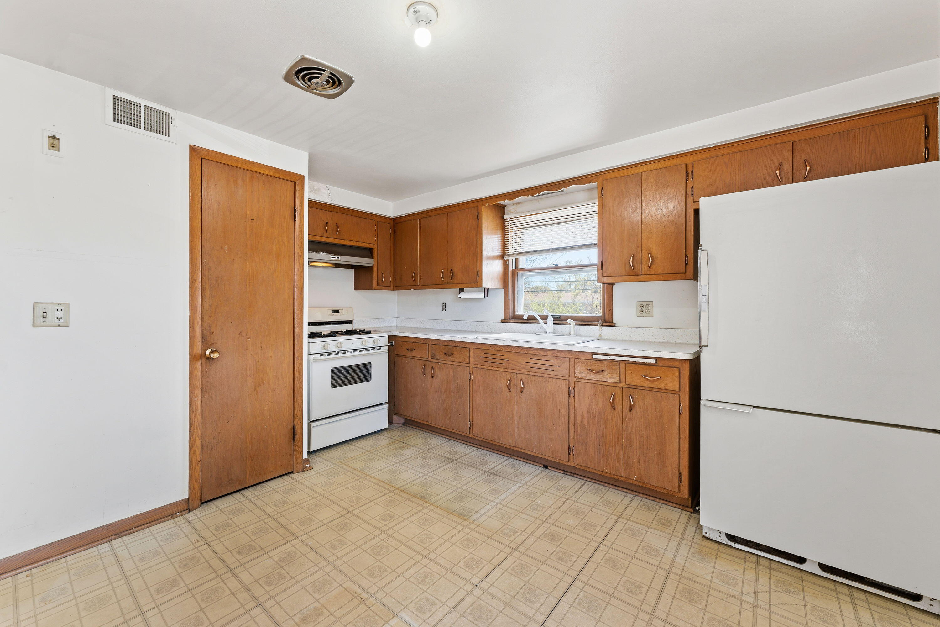 3842 South 77th Street Milwaukee, WI 53220 - Photo 12 of 17 2nd fl kitchen v1