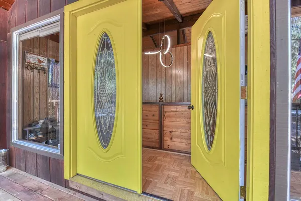 an outdoor view of house