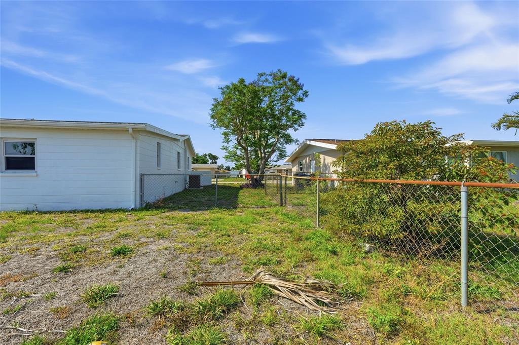 363 Glen Oak Road Venice, FL 34293 - Photo 51 of 53 a backyard of a house with lots of green space