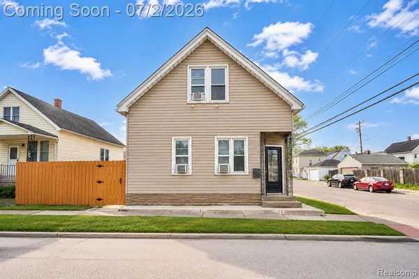 $239,900 | 2433 Zinow Street, Hamtramck, MI 48212