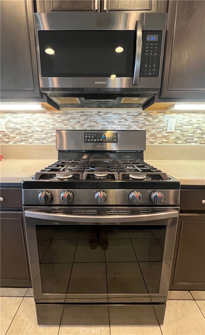 1433 Fall Brook Road Beaumont, CA 92223 - Photo 8 of 33 a stove top oven sitting inside of a kitchen