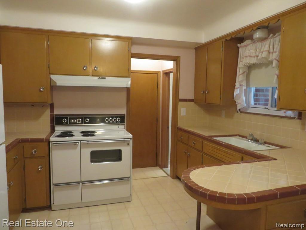 33488 Ryan Road Sterling Heights, MI 48310 - Photo 9 of 23 Kitchen.jpg