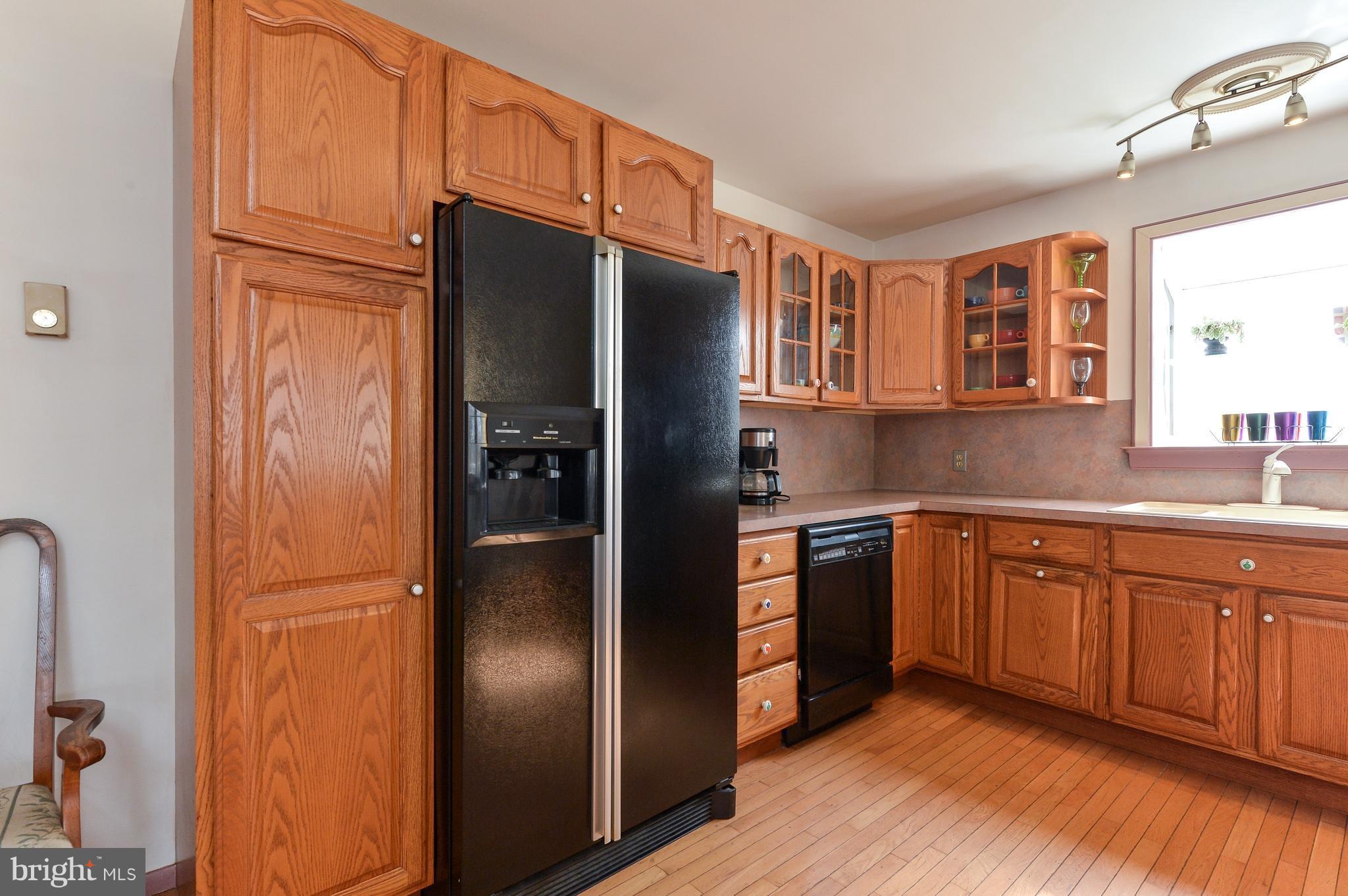 106 White Hall Road Elkton, MD 21921 - Photo 14 of 29 Beautiful oak cabinets, window box