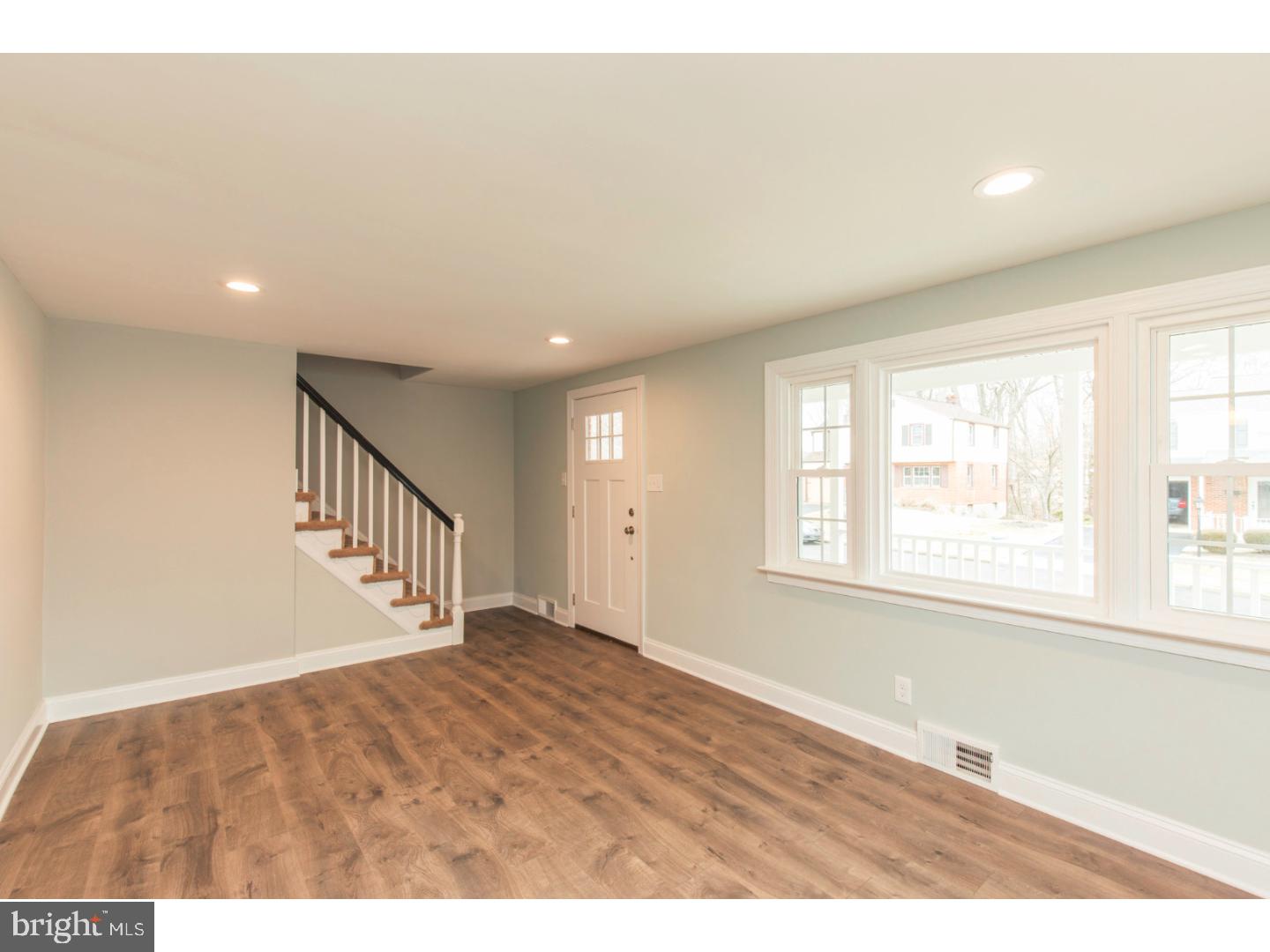 516 Ridley Circle Morton, PA 19070 - Photo 7 of 24 Living Room