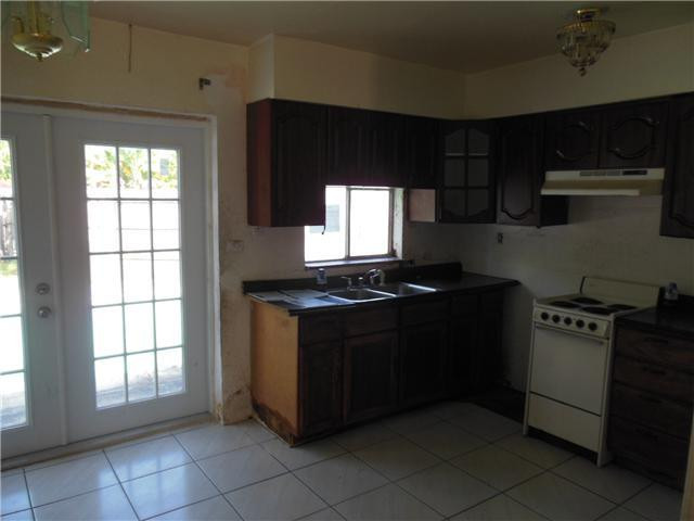 411 West Sample Road Deerfield Beach, FL 33064 - Photo 3 of 10 Kitchen