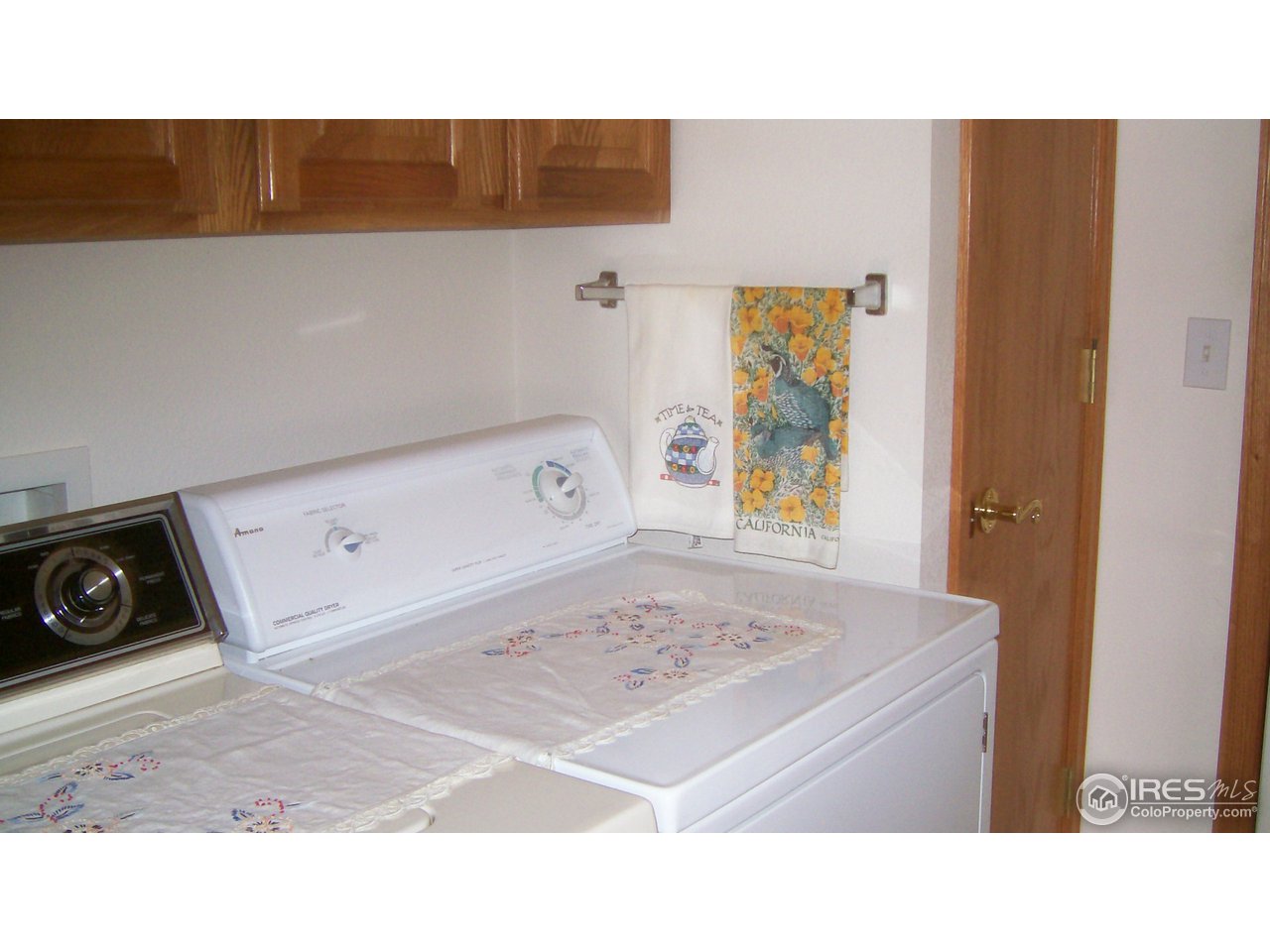 3597 West 21st Street Road Greeley, CO 80634 - Photo 8 of 12 a bathroom with a sink a mirror and a bathtub