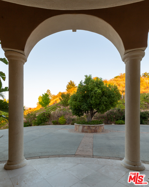 24533 Desert Avenue Newhall, CA 91321 - Photo 4 of 48 a view of a outdoor space