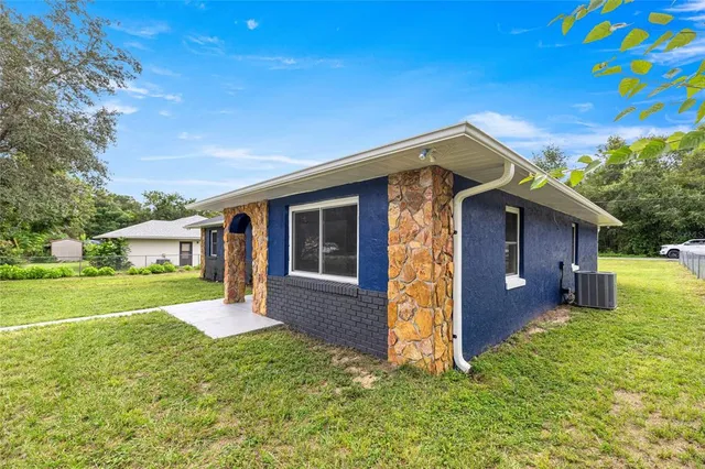 a view of a house with a yard