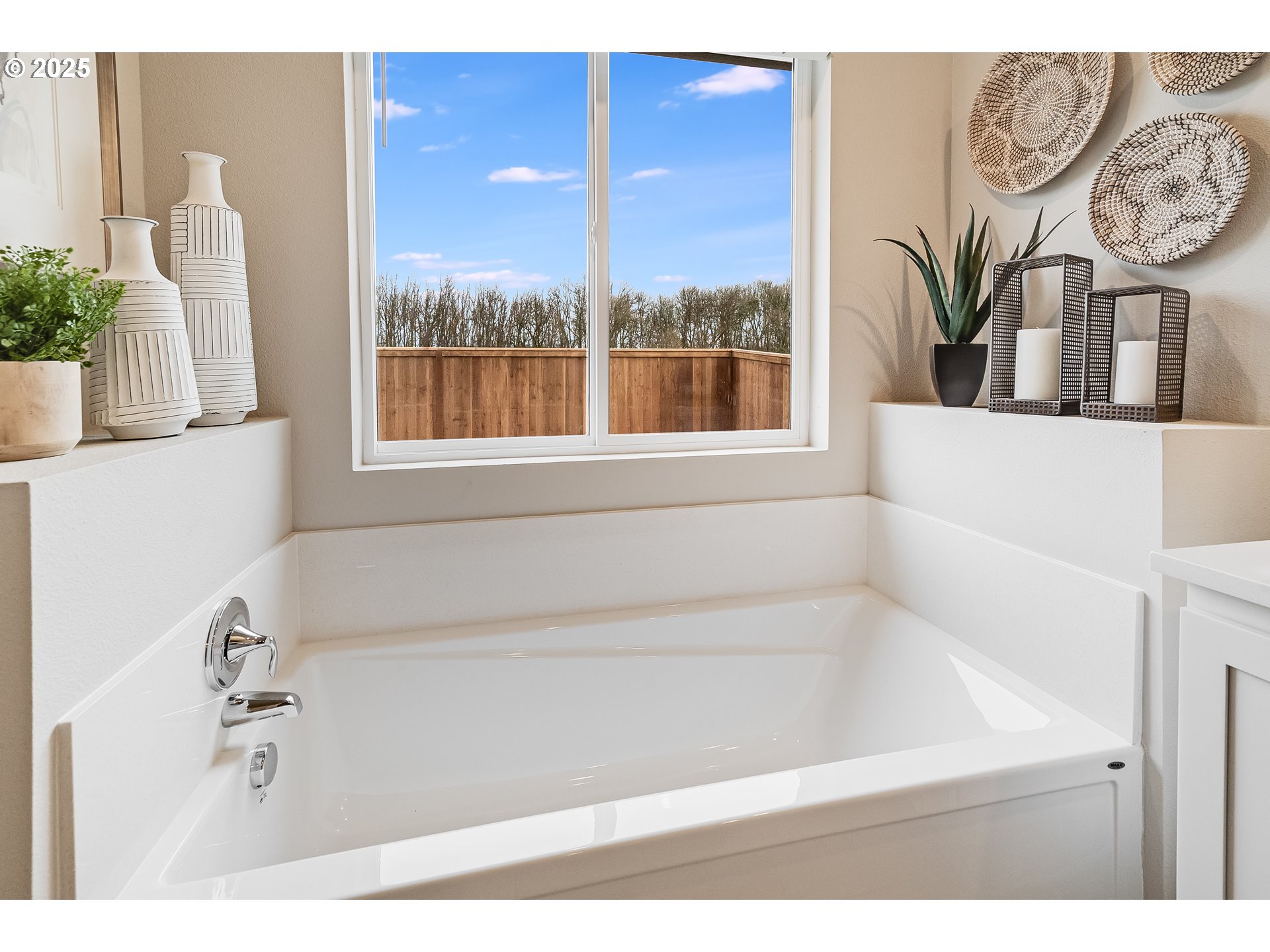 Undisclosed Address Albany, OR 97322 - Photo 19 of 42 a bathroom with a bathtub and window