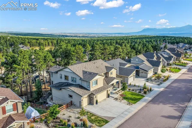 a view of a back yard