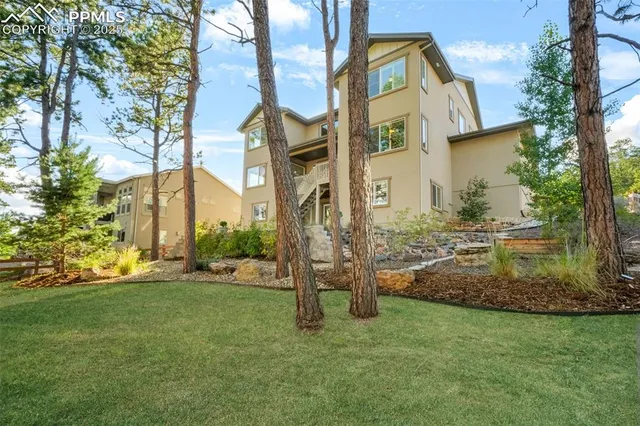 a view of an living room and kitchen