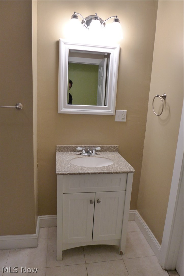 3236-3238 Sycamore Road Cleveland, OH 44118 - Photo 14 of 17 vanity area