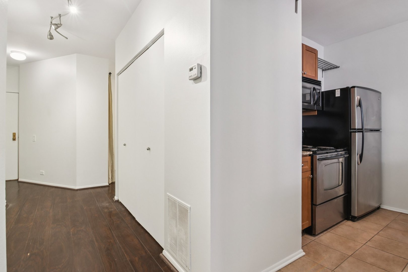 780 South Federal Street, Unit 902 Chicago, IL 60605 - Photo 18 of 28 a view of a kitchen from the hallway