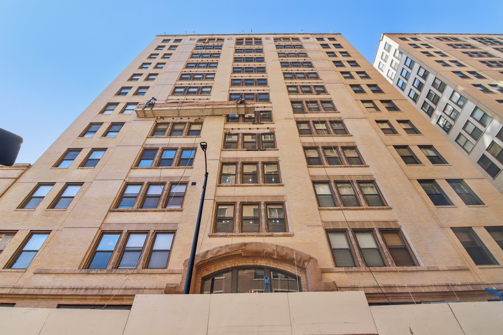 780 South Federal Street, Unit 902 Chicago, IL 60605 - Photo 2 of 28 a front view of a tall building
