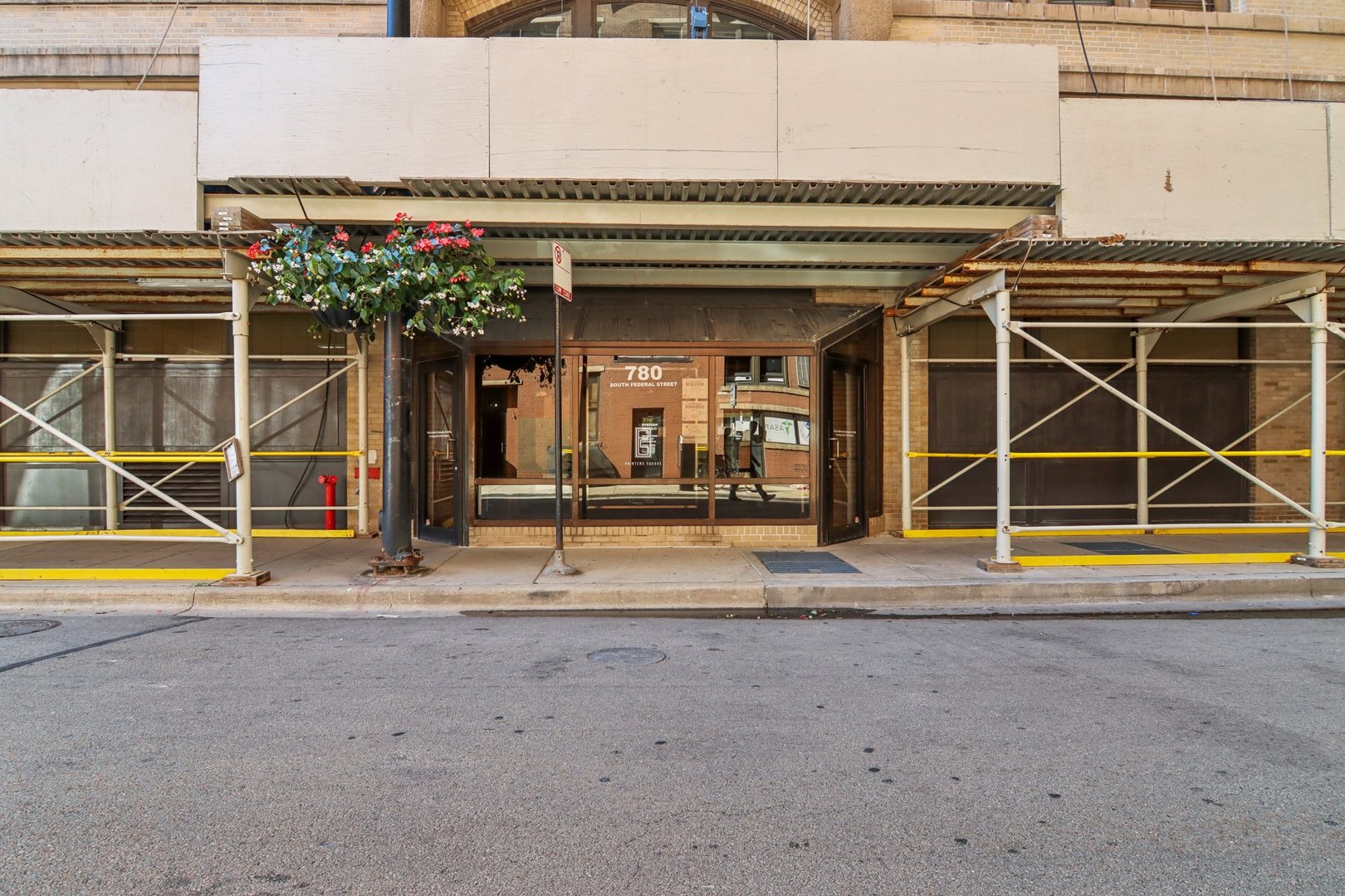 780 South Federal Street, Unit 902 Chicago, IL 60605 - Photo 3 of 28 a view of a house with a patio and a tub