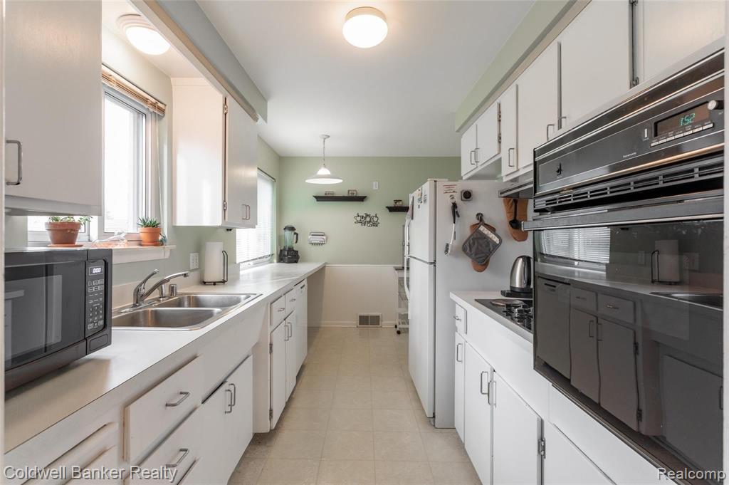 32143 Hearthstone Road Farmington Hills, MI 48334 - Photo 10 of 31