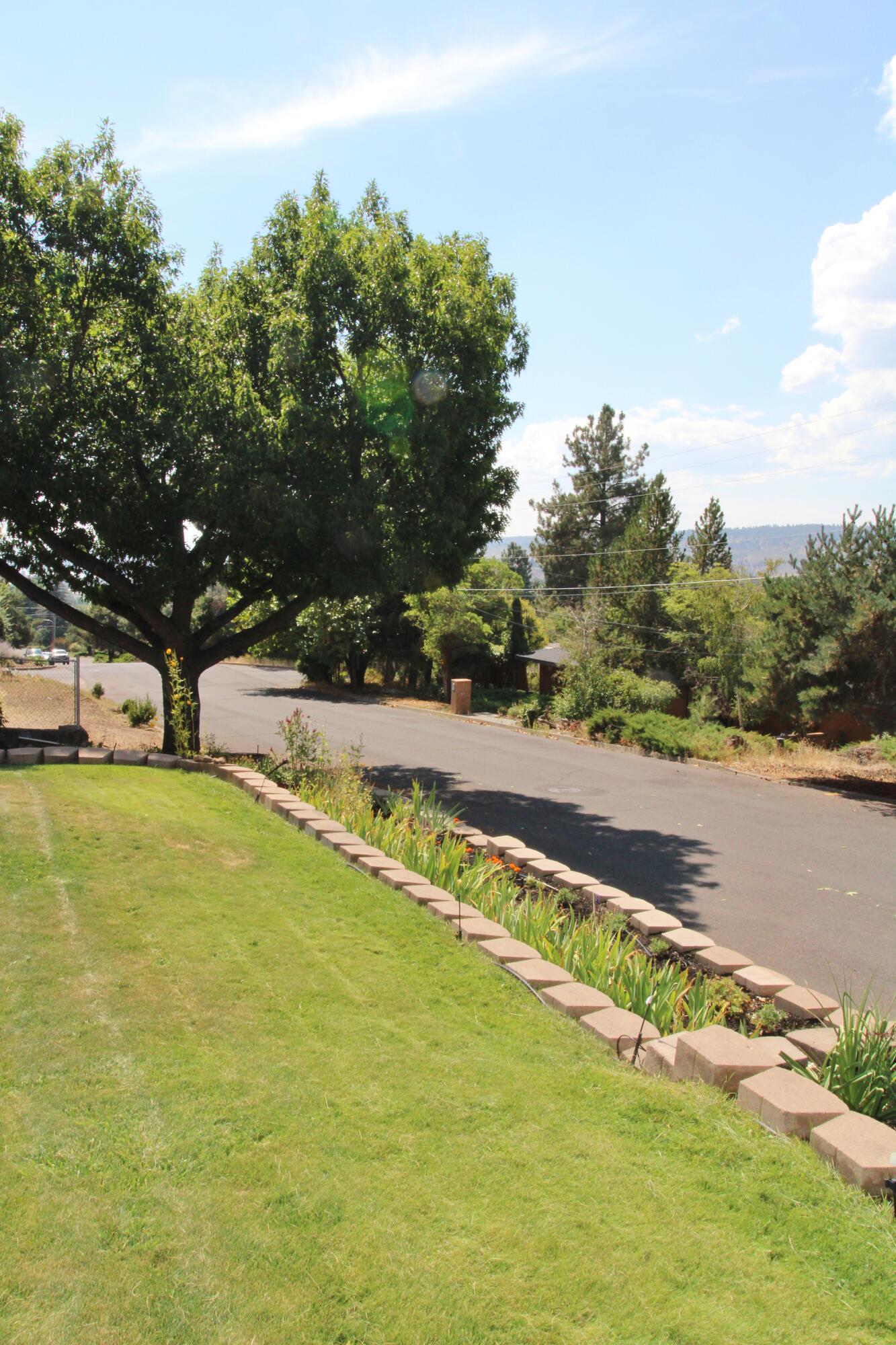 2075 Calhoun Street Klamath Falls, OR 97601 - Photo 89 of 89 2075 Calhoun 1060