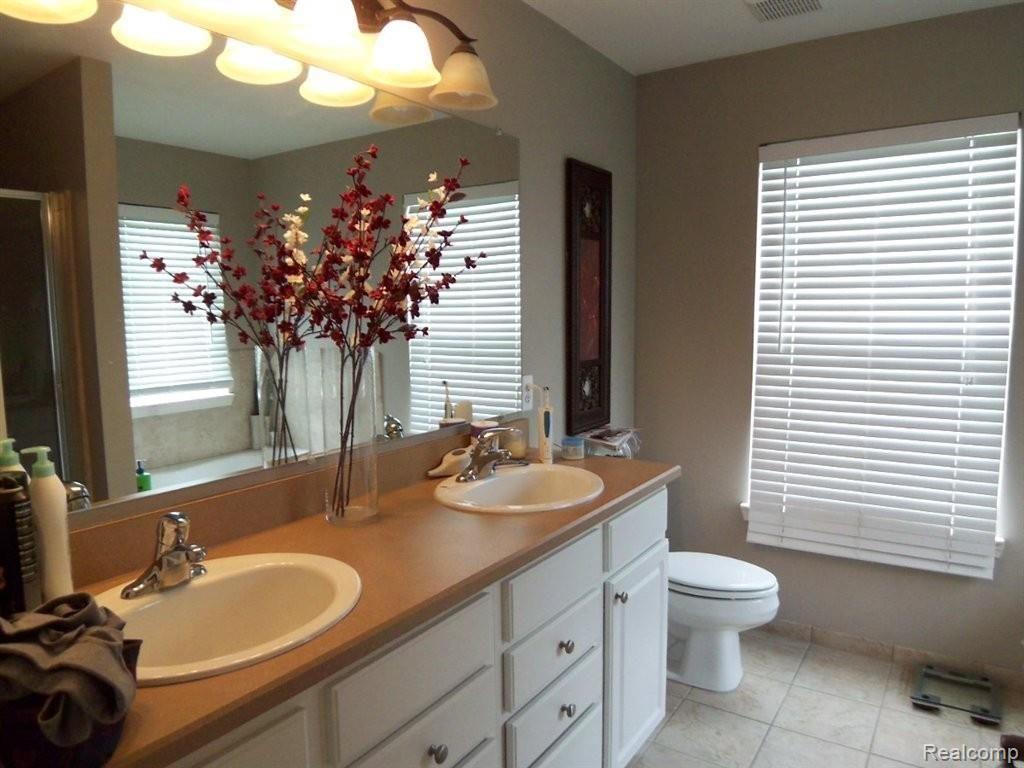 3262 Everett Drive Rochester, MI 48307 - Photo 10 of 11 Master Suite Bath.JPG