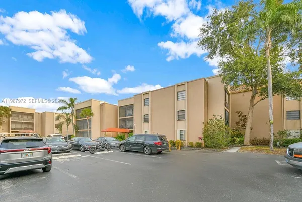 $3,200 | 4020 North Hills Drive, Unit 2, Hollywood, FL 33021