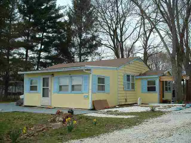 a view of front of a house with a yard