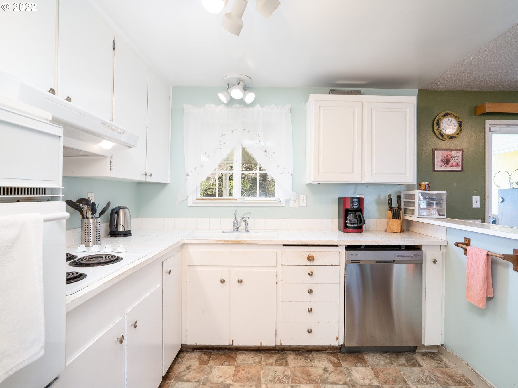 1358 Thompson Road Woodburn, OR 97071 - Photo 12 of 32 Gallery Image 12