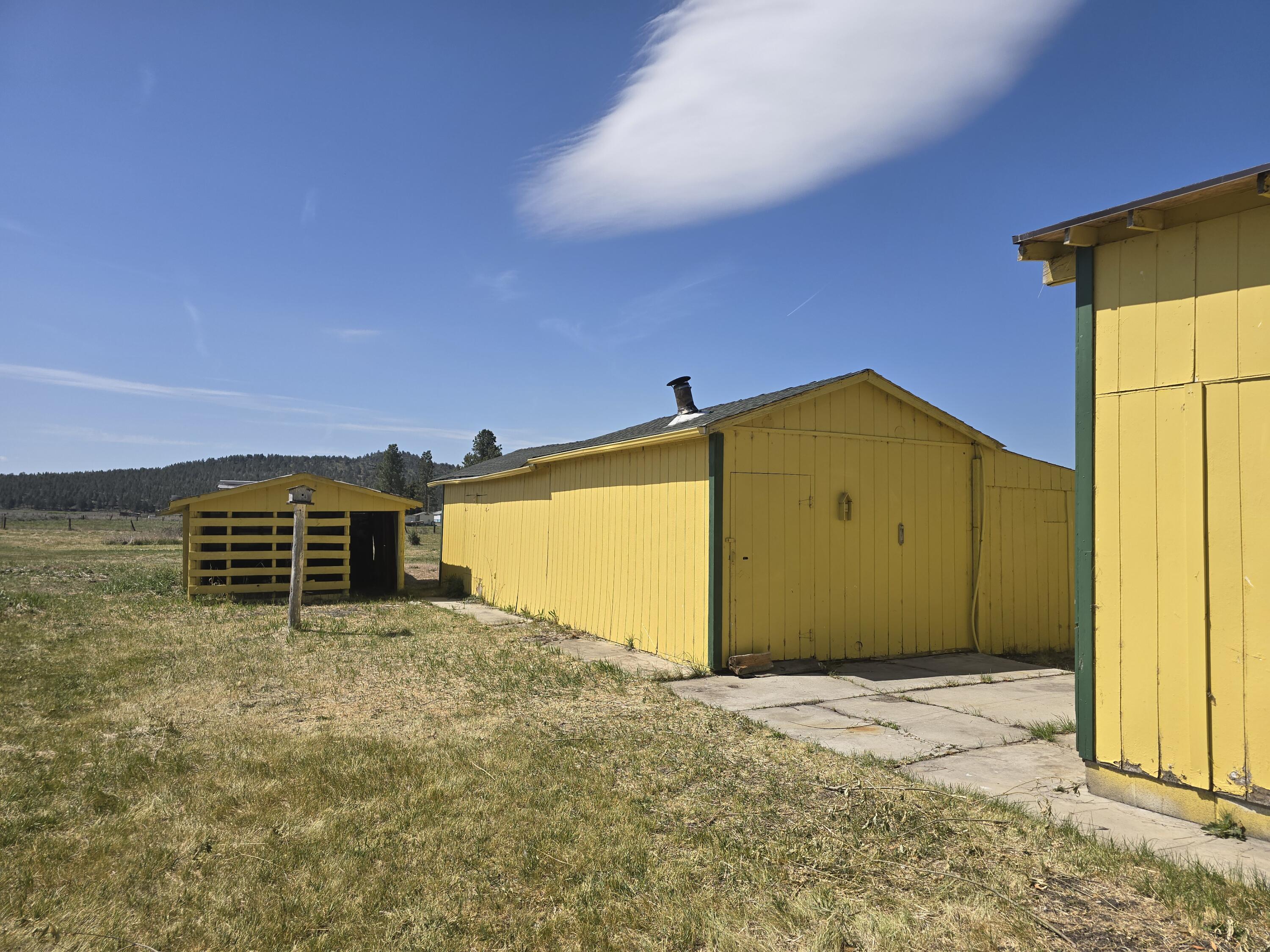 31974 Drews Road Chiloquin, OR 97624 - Photo 15 of 25 a view of a big room with wooden fence
