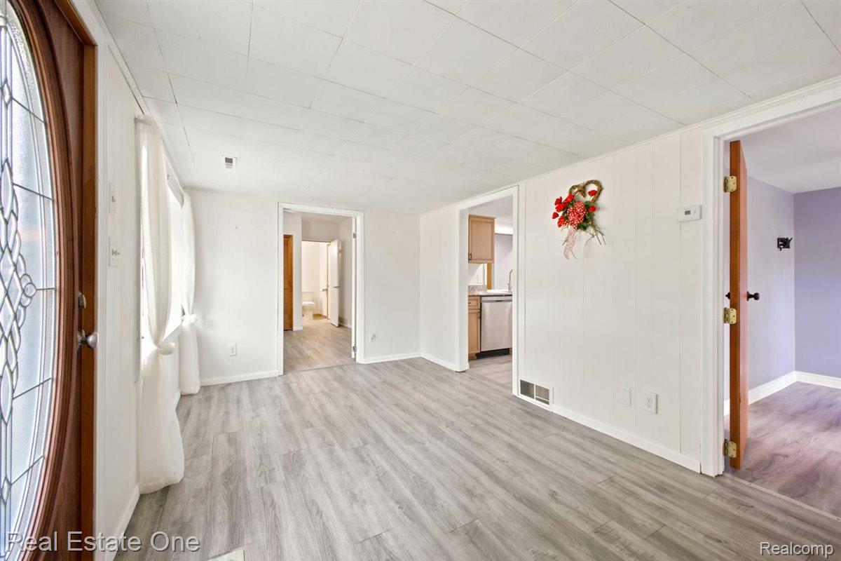 3003 Longview Avenue Rochester, MI 48307 - Photo 4 of 35 22-IMG_1500.jpg