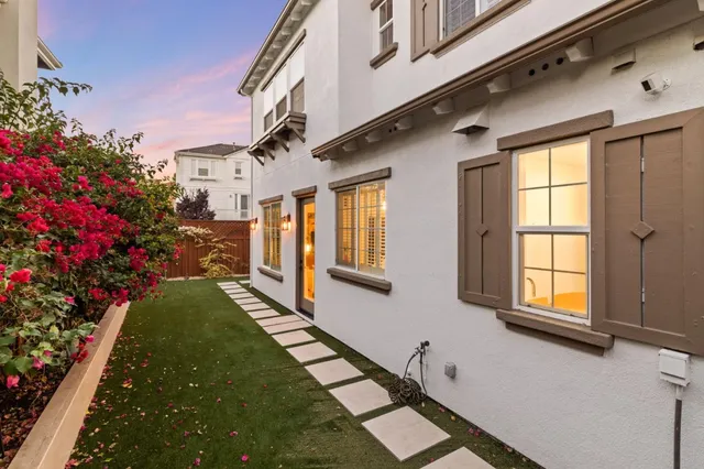 a view of an entrance of the house