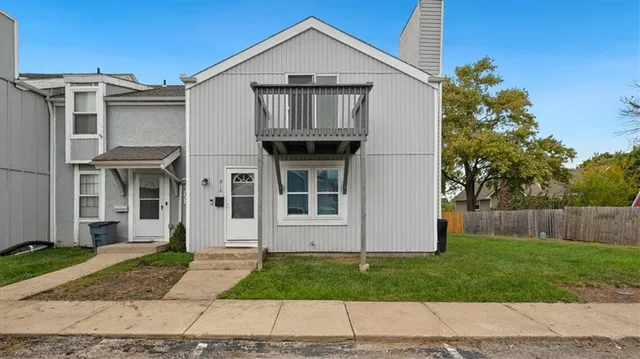 $189,900 | 910 Southeast Hampton Court, Lee's Summit, MO 64063