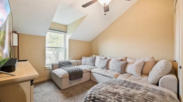 $189,900 | 910 Southeast Hampton Court, Lee's Summit, MO 64063