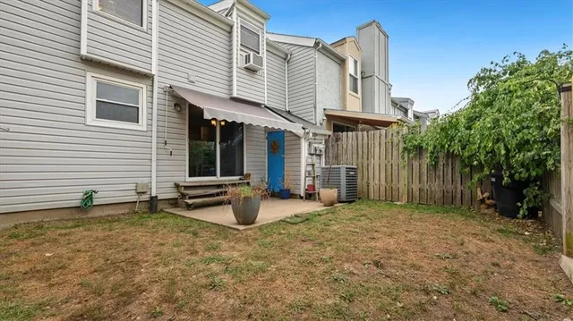 $189,900 | 910 Southeast Hampton Court, Lee's Summit, MO 64063