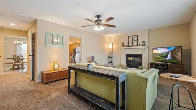 $189,900 | 910 Southeast Hampton Court, Lee's Summit, MO 64063