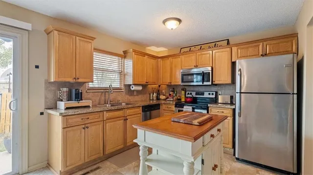 $189,900 | 910 Southeast Hampton Court, Lee's Summit, MO 64063