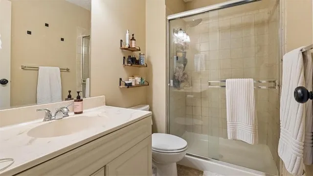 $189,900 | 910 Southeast Hampton Court, Lee's Summit, MO 64063