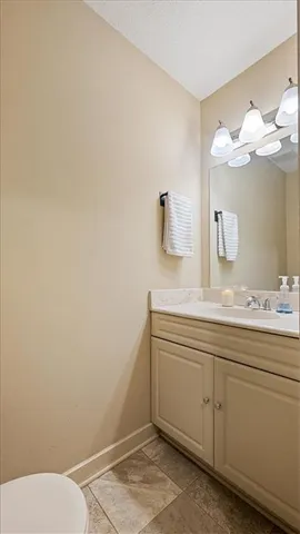 $189,900 | 910 Southeast Hampton Court, Lee's Summit, MO 64063